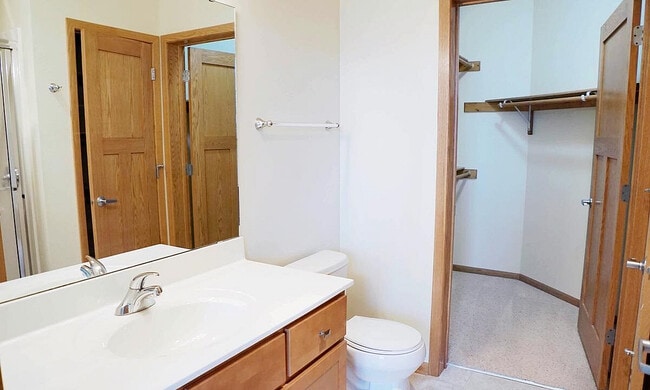 7_aspen-ridge-apartments-featured-bathroom-1200x720