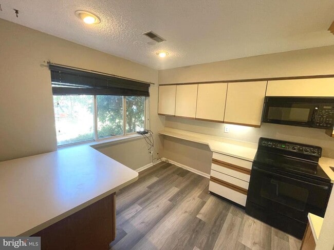 Photo - 214 Carriage Ct