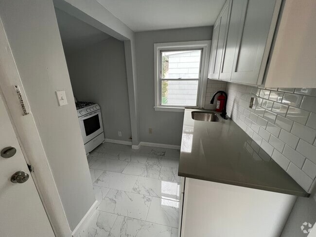 Building Photo - 594 Christopher St Unit 2 Rental