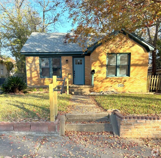 Building Photo - Adorable Cottage in the Azalea District! Rental