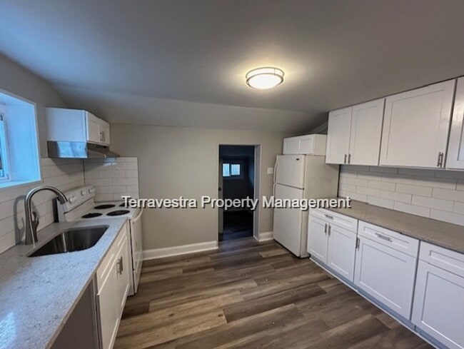 Building Photo - Lovely Renovated 3 Bed with parking! Eligible for $500 Security Deposit.