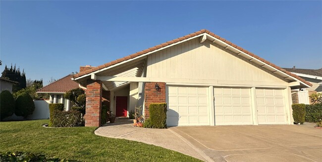 4 Bdrm/2 Bath Rolling Hills Home in Fullerton - 4 Bdrm/2 Bath Rolling Hills Home in Fullerton