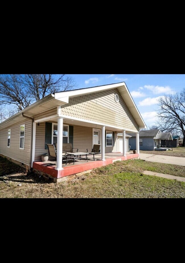Photo - 1225 W 5th St