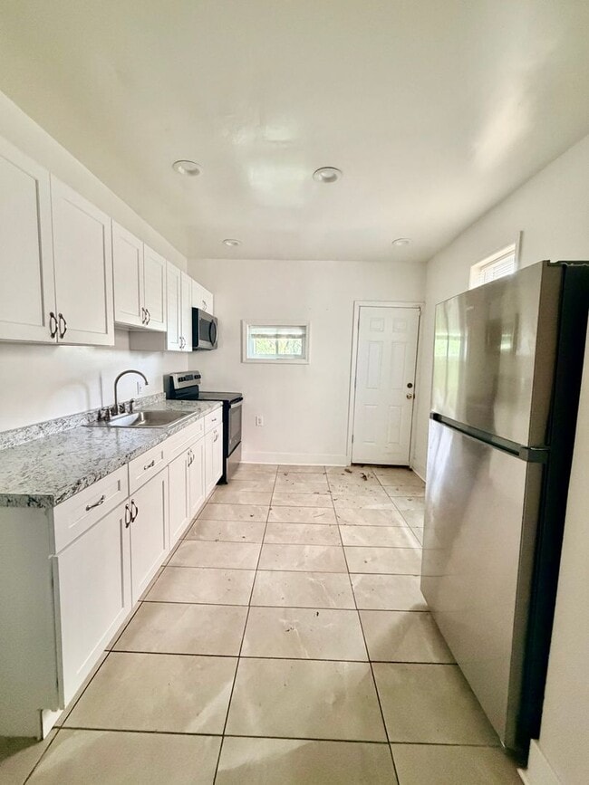 Photo - Spacious 3-Bedroom Home with Central A/C, In-Unit Laundry & Pet-Friendly Living