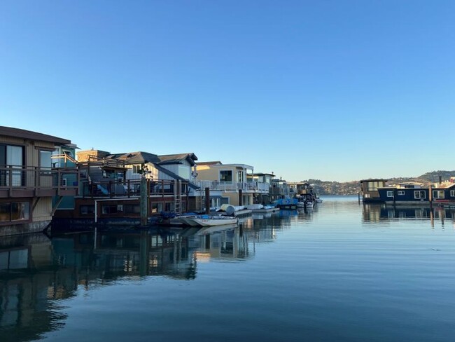 Furnished Sausalito Houseboat- Available I... - Furnished Sausalito Houseboat- Available I...