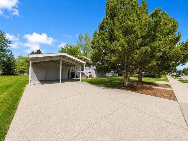Building Photo - Spacious and charming! Conveniently located 2 bedroom, 1 bathroom Unit D