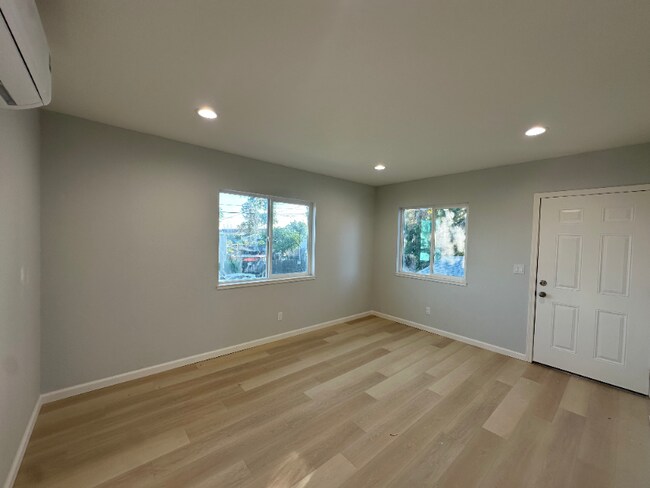 Photo - 822 E 11th St