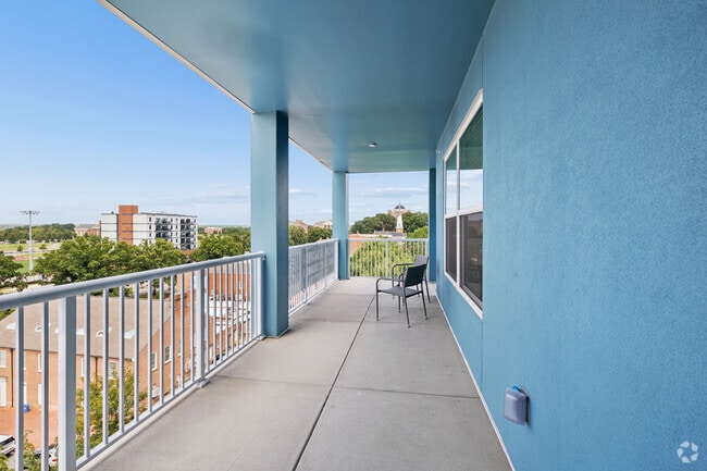 Luxe 2BR, 2BA - 1,290SF - Balcony