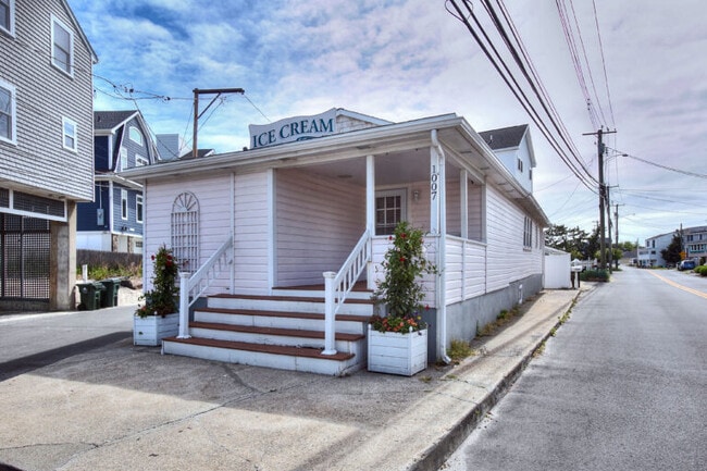 Building Photo - 1007 Fairfield Beach Rd Rental