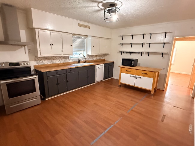 Photo - 1111 S Interurban St