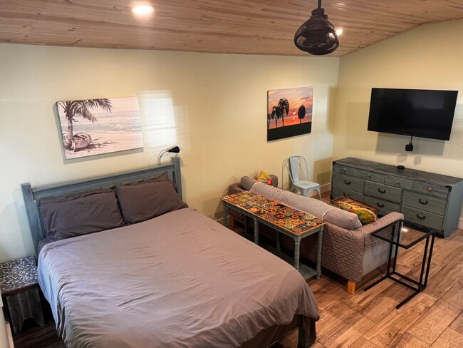 Cama tamaño Queen - 124 19th Ave S