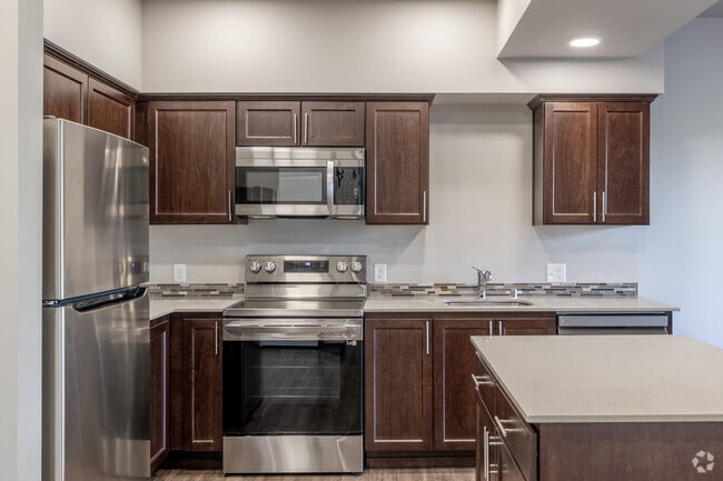 1BR, 1BA w/ Den - 796SF