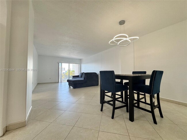 Building Photo - 400 Kings Point Dr Unit 411