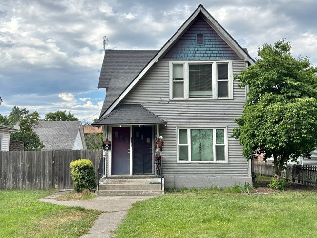 Building Photo - 1122 W Augusta Ave Unit 1