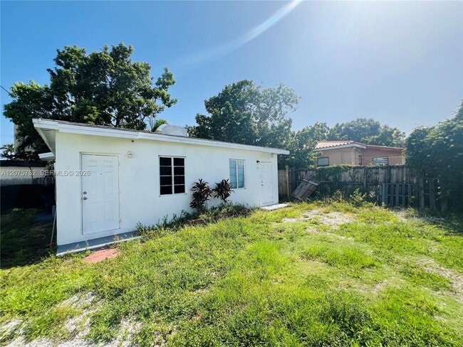 Building Photo - 3072 SW 16th St Unit 1