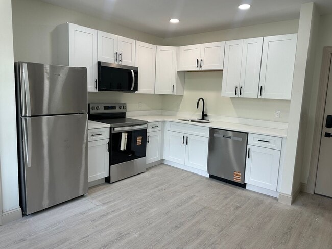Building Photo - Beautifully Renovated 1 Bedroom Apartment Unit 203