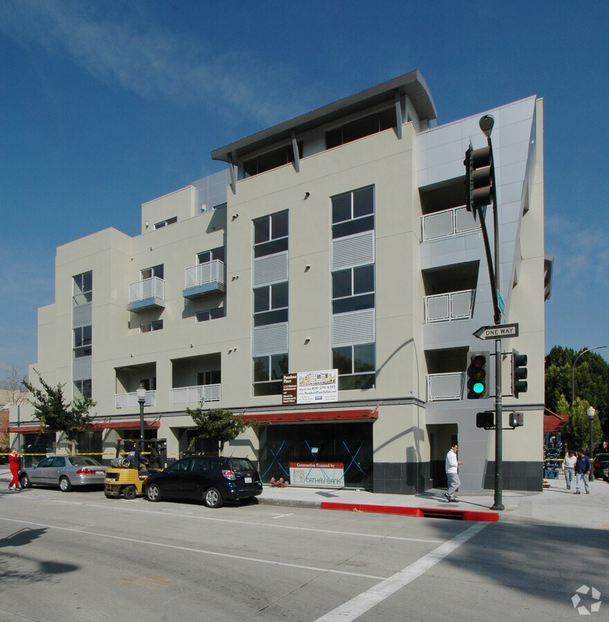 Photo - 155-169 W Green St