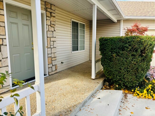 Photo - 325 Creekside Pl