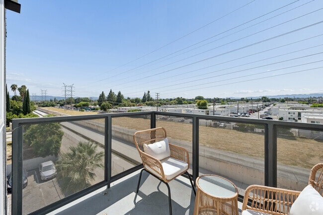 1BR, 1BA - 714SF - Balcony