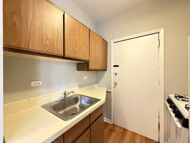 644 W Barry Ave Unit J06W