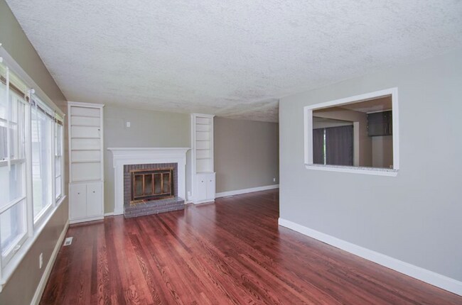 Photo - Beautiful 3 Bedroom / 1.5 Bath *Large Corner Lot* 2 Car Garage