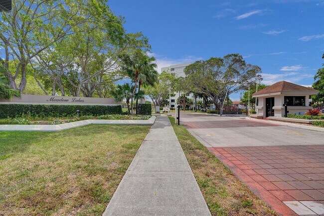 Photo - 1240 S Military Trail Unidad 1121