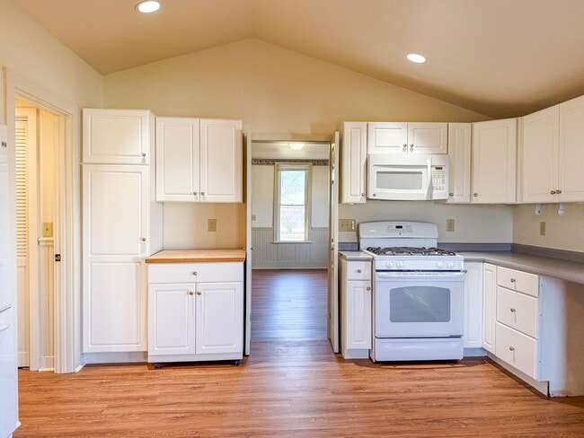 Photo - 3 bedroom, 2 bathroom Quiet Retreat With Scenic Views-Mansfield, Illinois