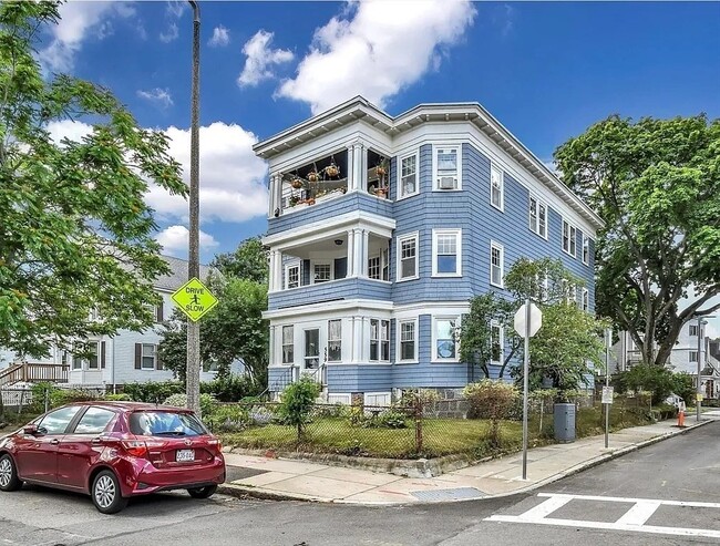 Building Photo - 559 Adams St Unit 2