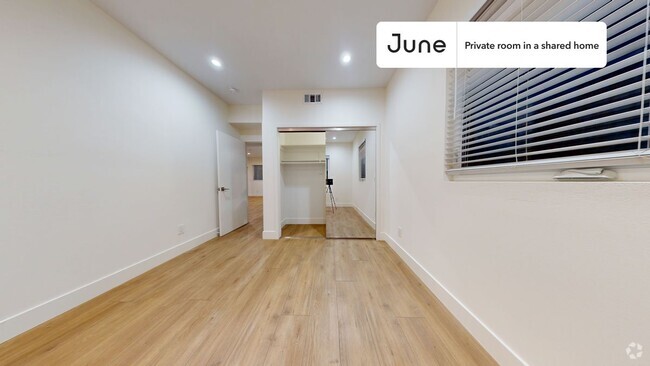 Building Photo - Private bedroom in 4 bed/4 bath Home