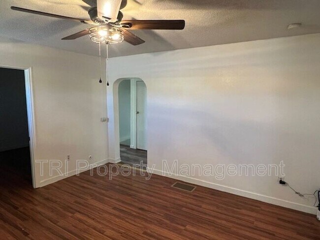 Photo - 327 S 2nd St