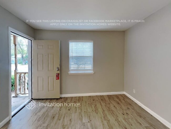 Photo - 102 Whitham St