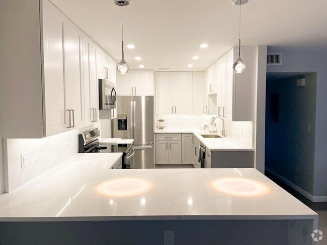 Building Photo - 1920 NE 1st Terrace Unit 216H Rental