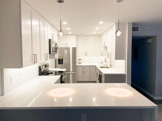 Photo - 1920 NE 1st Terrace Unidad 216H Rental