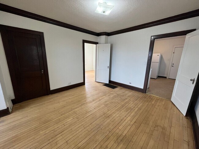 Photo - 421-423 E 5th St