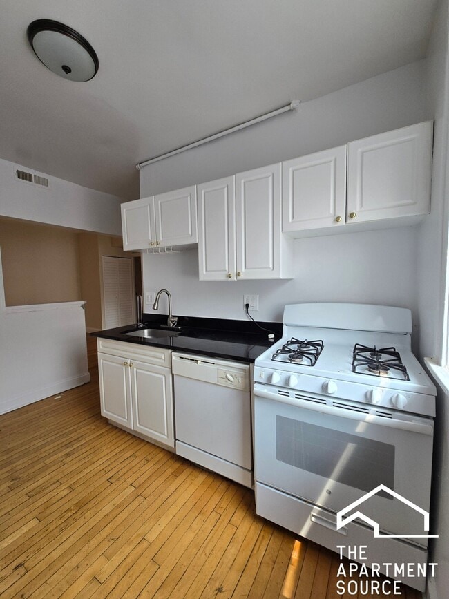Building Photo - 927 Forest Ave