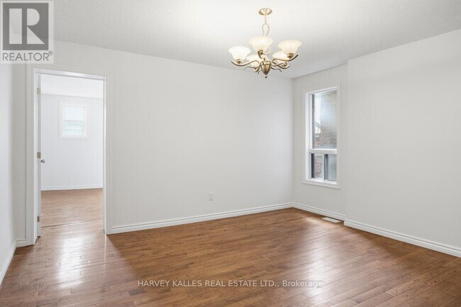 Photo - 916 Bloor St W