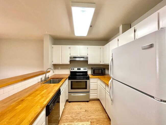 Photo - Great Condo for rent Unit #F101