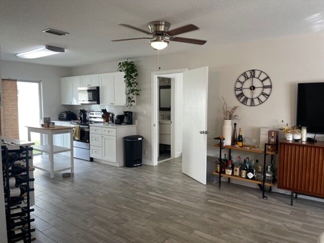 Photo - !SPECIAL OFFER! 3 bed/2 bath in downtown Fort Lauderdale Unit 1
