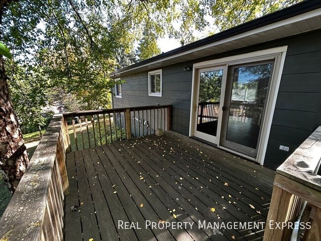 Building Photo - 3 Bedroom 2 Bathroom Home with a Fireplace...