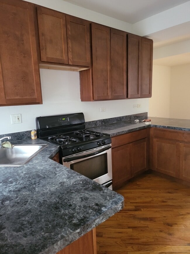 Photo - 820 E 44th St Unit 2