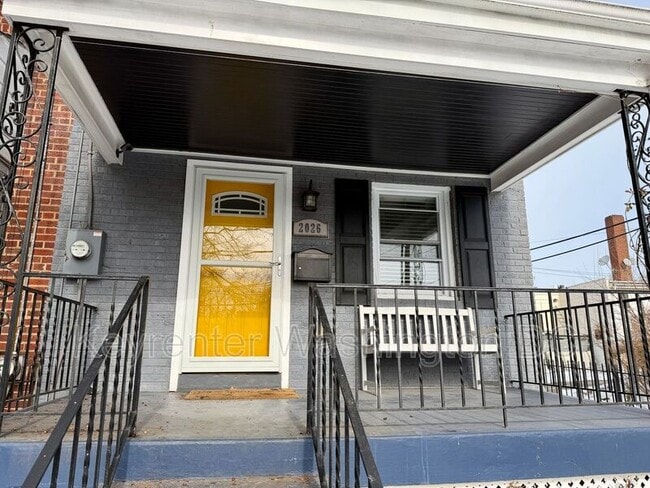 Building Photo - 2026 Savannah Pl SE