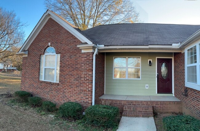 Photo - AVAILABLE NOW! 3 Bedroom 2 Bath Home on over 1 Acre in York with Clover Schools