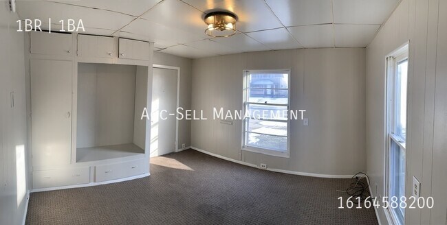 Photo - 825 Evergreen St SE Unidad West side