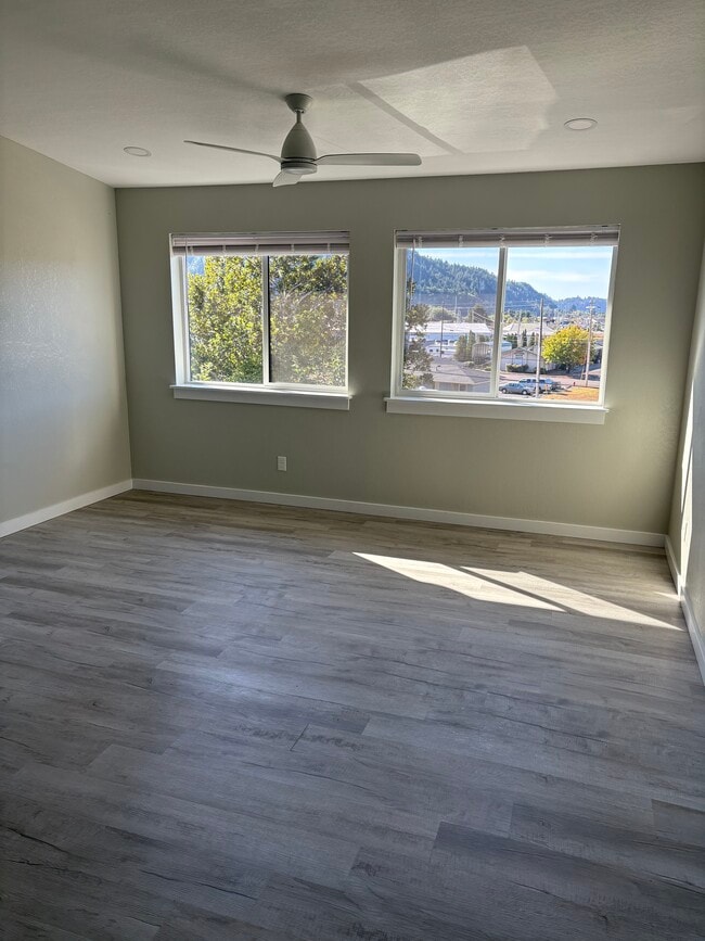 Building Photo - 682 Elm Ave