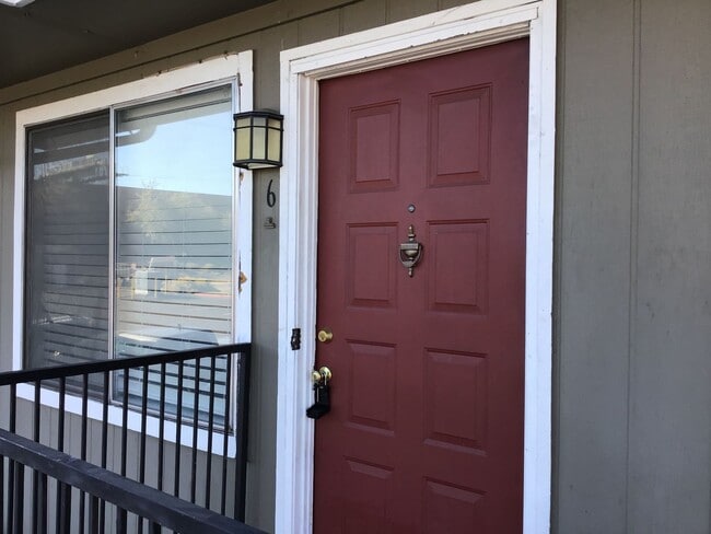 Building Photo - <b>2 Bedroom Reno Condo in Gated Community<br><br>