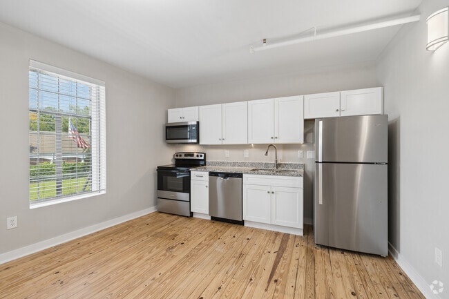 2BR, 2BA - 708SF - Kitchen