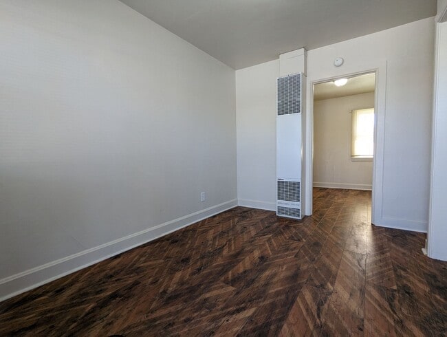 Building Photo - Great 1 bed/1 bath apartment with solid su...