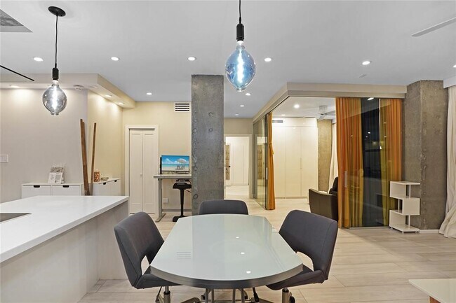 Building Photo - 14 Greenway Plz Unit 15L