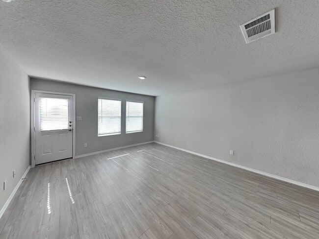 Photo - 144 Hollywood Dr