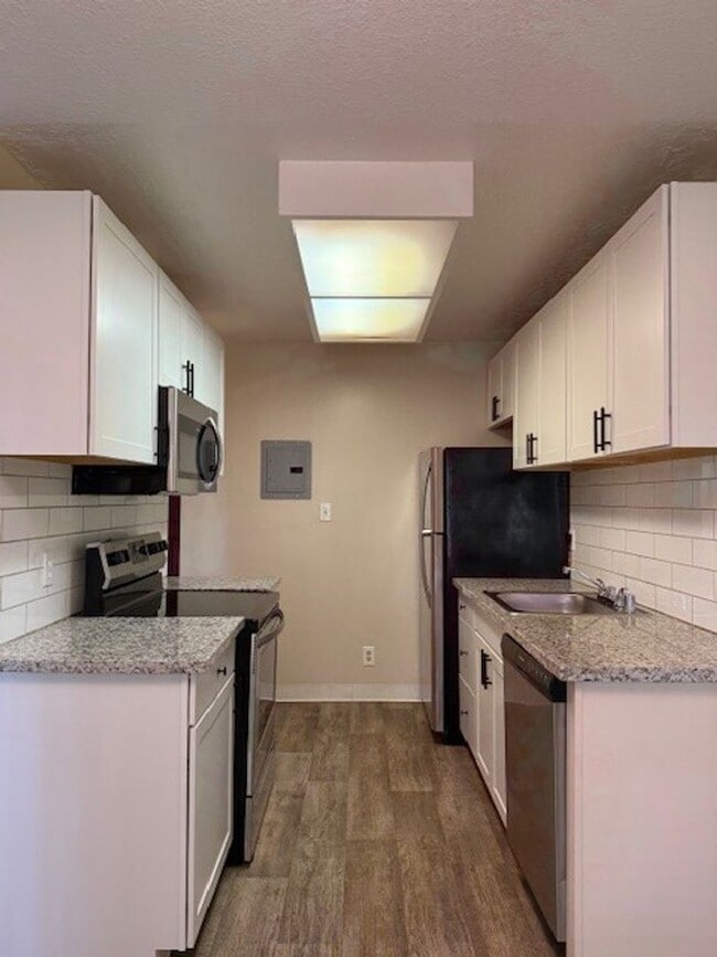 Building Photo - Spacious 1 Bedroom 1 Bath Upstairs Condo with a View Unit 115